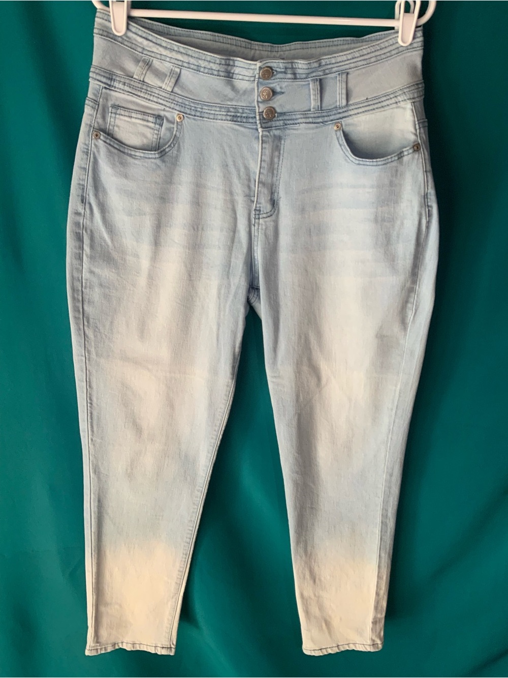 Suzanne Betro Women’s High Waisted Light Wash Denim Jeans w/Embroidered Pockets